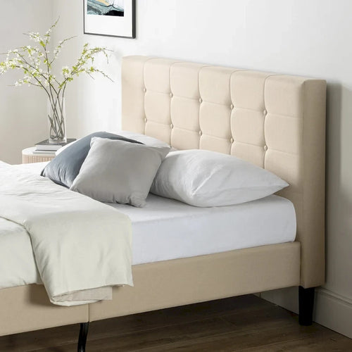 Cama de Casal (King Size) Estofada em Bege com Botões, Estrutura de Plataforma e Cabeceira Acolchoada