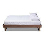 Estrutura de Cama de Plataforma de Meados do Século em Nogueira Castanha